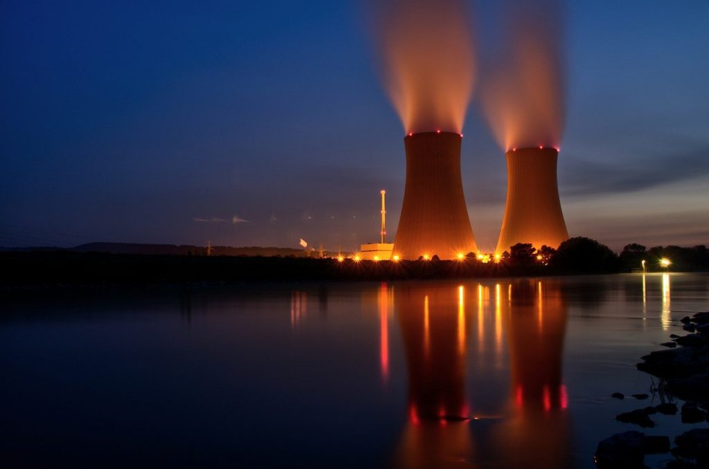 Centrale nucléaire vue de nuit