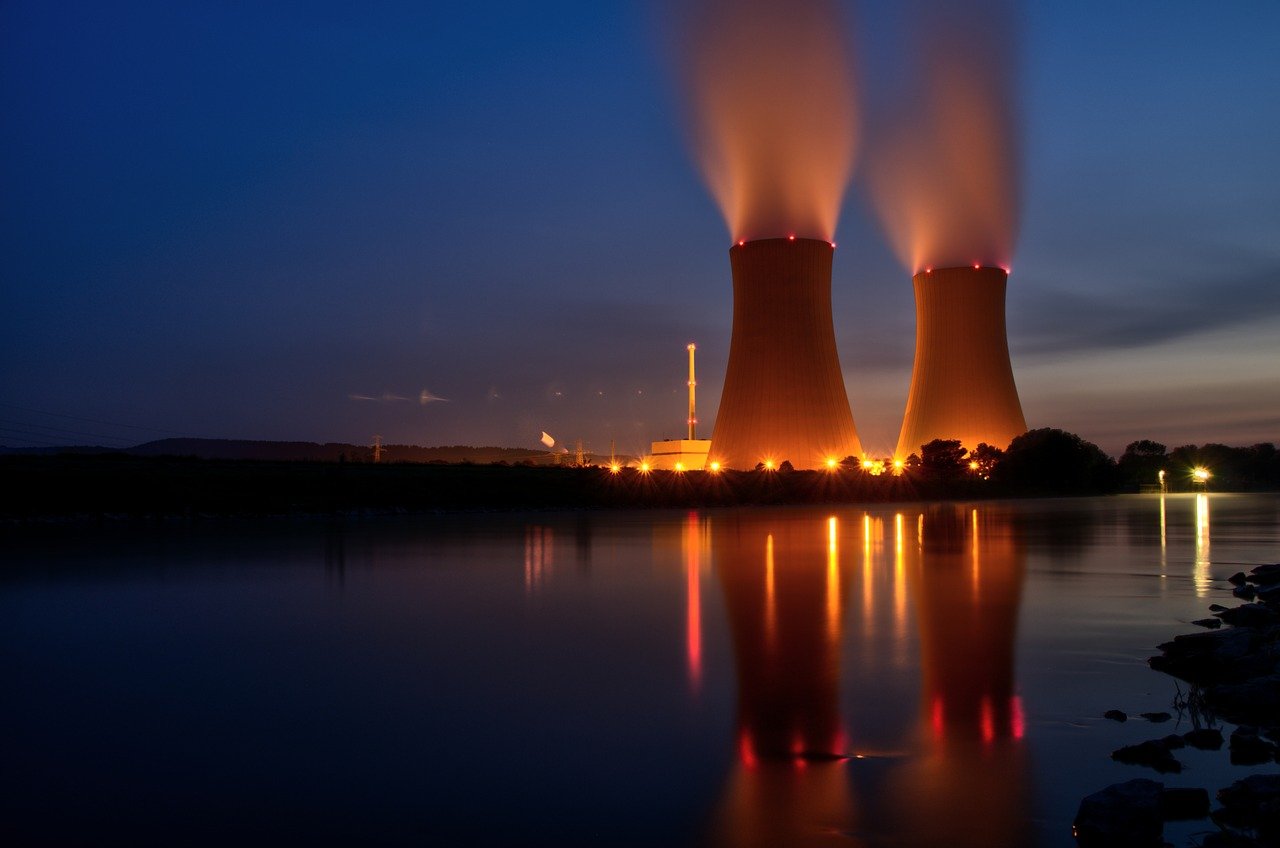 Centrale nucléaire vue de nuit