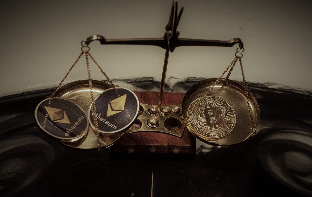 bitcoin et ethereum dans une balance
