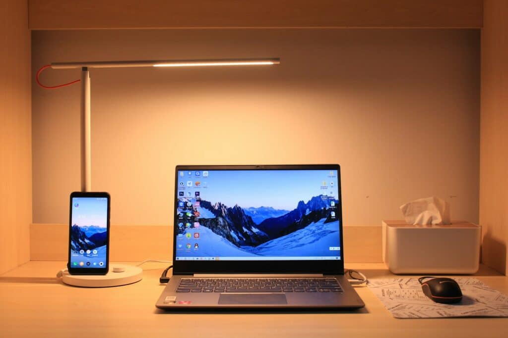 Ordinateur et portable sur un bureau