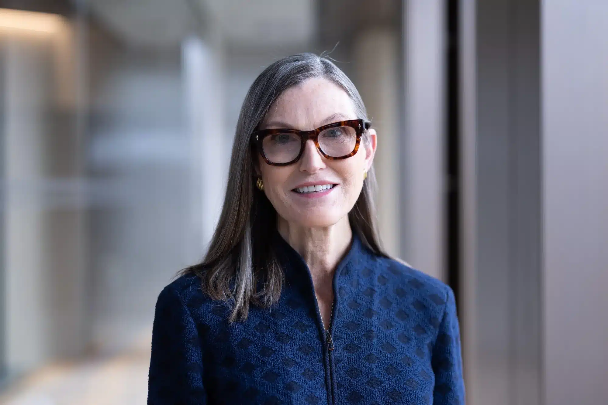 Bitcoin : pourquoi Cathie Wood prévoit une explosion imminente du cours -  Cryptonaute