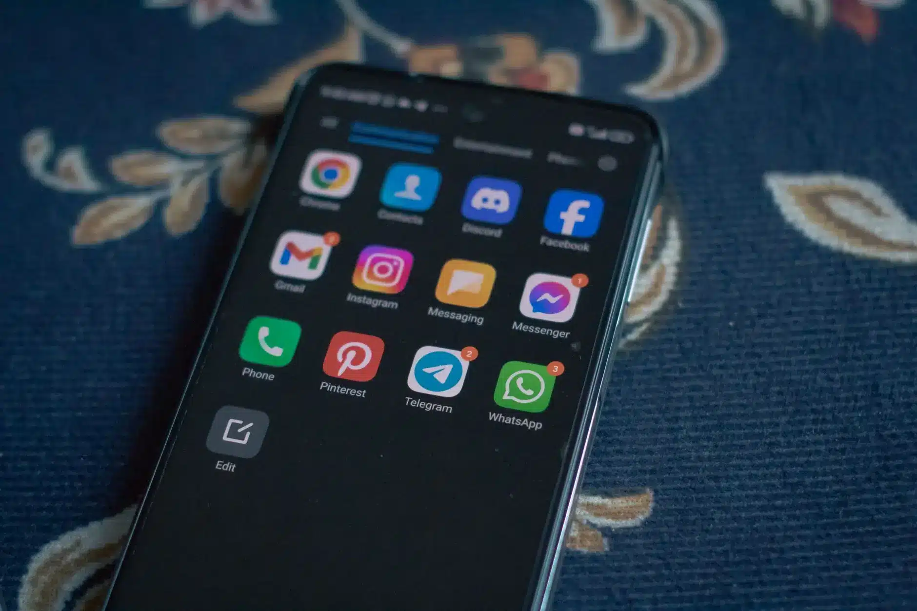 Smartphone screen displaying various app icons including Telegram.